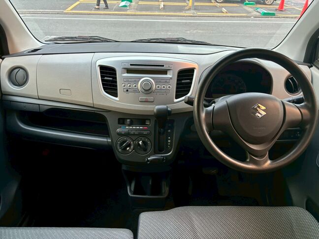 車内は綺麗で大きな傷などはございません。